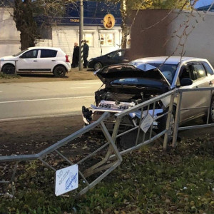 Под Владимиром иномарка влетела в ограждение