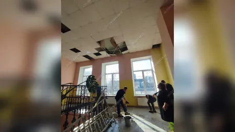 В прославившейся падением штукатурки владимирской школе рухнул потолок