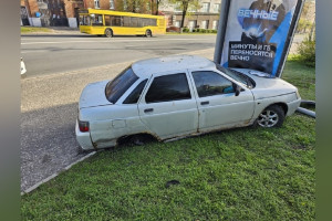 Во Владимире легковушка влетела в рекламную тумбу на Студеной горе