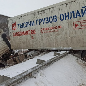 Фура вылетела с дороги на Пекинке во Владимире