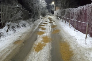 В центре Владимира опасные спуски щедро засыпали песком
