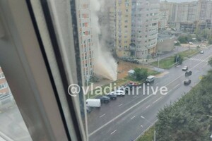 Во Владимире после взрыва трубы из-под земли забил гигантский фонтан