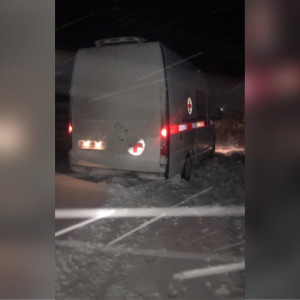 Во Владимире в снегу застряла спешившая на вызов к ребенку скорая