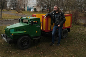 «Главный металл – музыка». Что рассказал создатель детского парка из грузовиков в Коврове