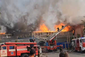 Полыхающее бюро ритуальных услуг в Гусь-Хрустальном сняли на видео