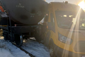 Во Владимирской области столкнувшийся с товарняком школьный фургон ехал без детей 