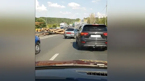 На Пекинке во Владимире перевернулся лесовоз