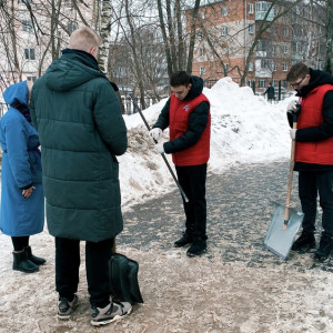 Во Владимире волонтеры помогли расчистить от снега территорию горбольницы
