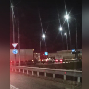 Во Владимирской области длинномер застрял на платнике М-12