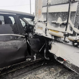 Во Владимирской области BMW с детьми в салоне зажало между отбойником и фурой