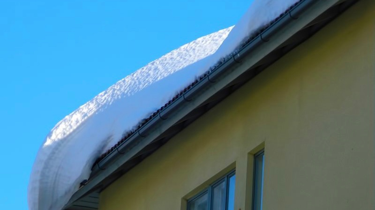 Во Владимире чиновник пойдет под суд за упавший на девочку снег с крыши .
