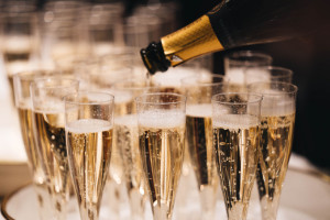 Во Владимире щедрая женщина попала под следствие после угощения алкоголем гостей ресторана