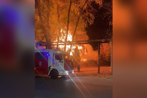 Во владимирском микрорайоне Коммунар загорелся заброшенный дом 