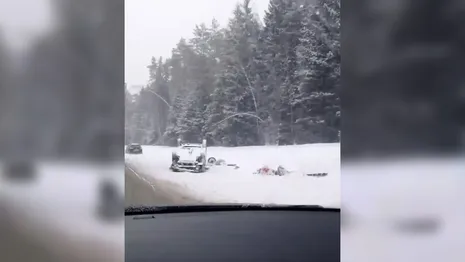 Во Владимирской области на снежной трассе перевернулась легковушка