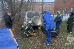 Во Владимире угодившая под колеса авто пешеход застряла под машиной