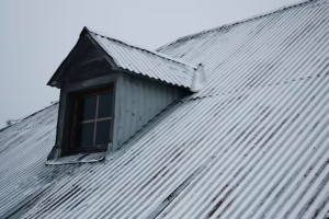 Жильцов дома в лучшем поселке-2022 Владимирской области оставили с протекающей крышей