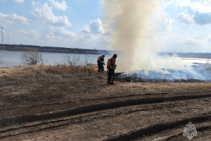 В пойме Клязьмы во Владимире разбушевался крупный пожар