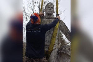 Под Владимиром случайно нашли памятник космонавту Комарову