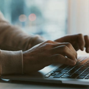 Вязниковец развел 42-летнюю жительницу Владимира по переписке в Интернете