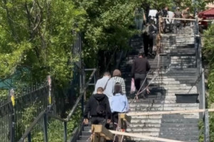 Во Владимире начали ремонтировать лестницу на Вокзальном спуске