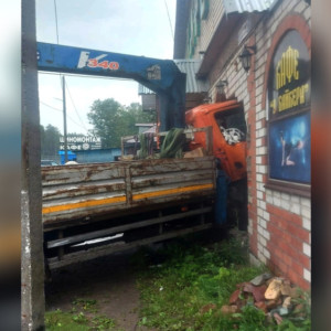 Манипулятор протаранил стену кафе после ДТП в деревне под Петушками
