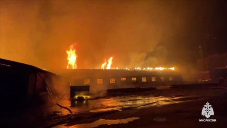 В Коврове мощный пожар охватил рынок со стройматериалами