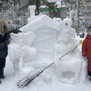 Дворник создал сказочные снежные фигуры у детсада в Петушках