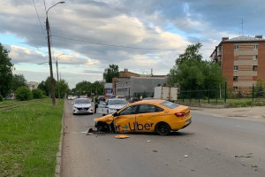Во Владимире в аварии пострадала женщина-водитель такси
