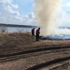 В пойме Клязьмы во Владимире разбушевался крупный пожар