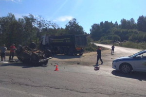 Во Владимирской области ВАЗ влетел под грузовик: есть погибший
