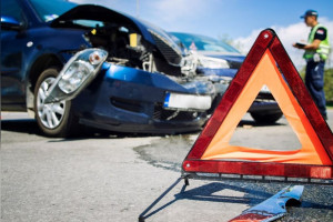 Во Владимире автомобиль отбросило на отбойник при ДТП
