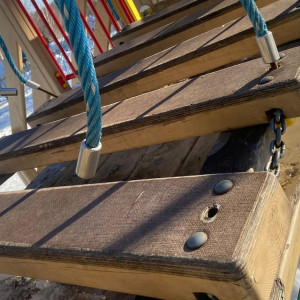 В Красной Горбатке нашли опасные детские площадки