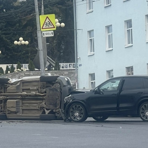 Во Владимире легковушка завалилась на бок после столкновения с Porsche