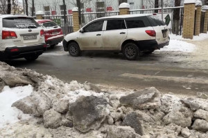 Во Владимире лед сковал тротуар у больницы №4