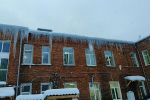 В Киржачском районе на крышах школ и детсадов выросли опасные сосульки