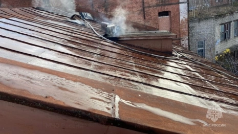 В Меленках мощный пожар охватил заброшенное здание