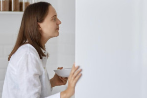 Задолжавшая по алиментам 500 тыс. рублей многодетная мать пряталась в морозилке