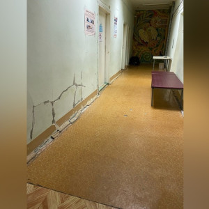 Жителей Александрова возмутили потрескавшиеся стены детской поликлиники