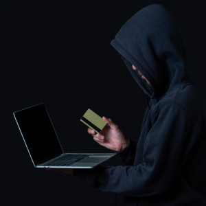 Мошенники выманивают у клиентов банковские карты «для проверки»