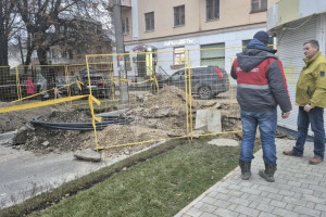 У Вокзального спуска во Владимире пробили трубу во время установки фонарей