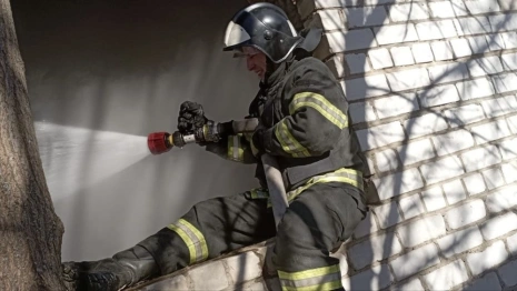 В Карабаново неизвестные подожгли мусор в заброшенном доме