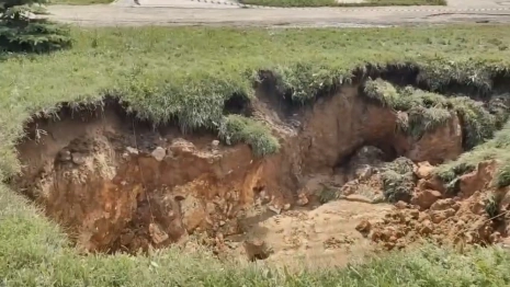 В Коврове из-за ливня образовалась огромная дыра в земле