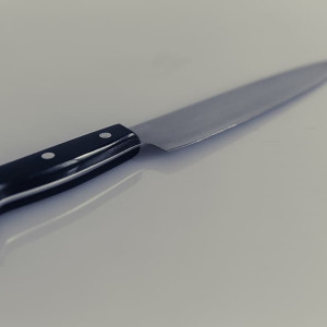 Пьяный житель Мурома ударил ножом приятеля из-за громкой музыки
