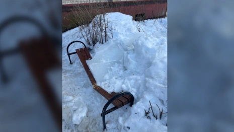 Во Владимирской области свалившаяся с крыши глыба льда сломала лавочку