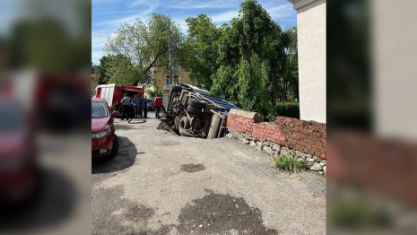 Мэрия отреагировала на провал асфальта под мусоровозом в центре Владимира
