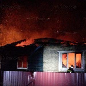 Под Вязниками мощный пожар уничтожил деревенский дом
