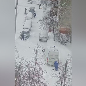 Жители Владимира рассказали о застрявшей в снегу машине скорой помощи
