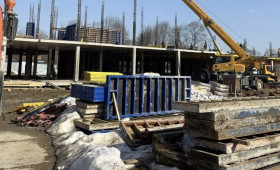 В Лакинске строительство детсада затормозилось после возведения 1 этажа