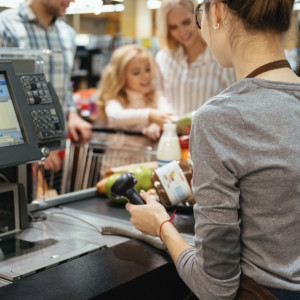 В Киржаче товаровед вынесла деньги из сейфа и кассы магазина