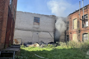 В деревне под Камешково загорелось ткацкая фабрика